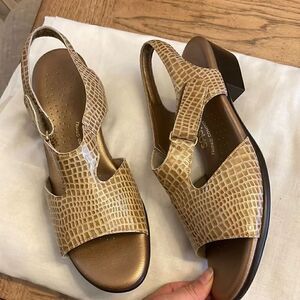 SAS SUNTIMER BEIGE CROC SANDALS. NEW